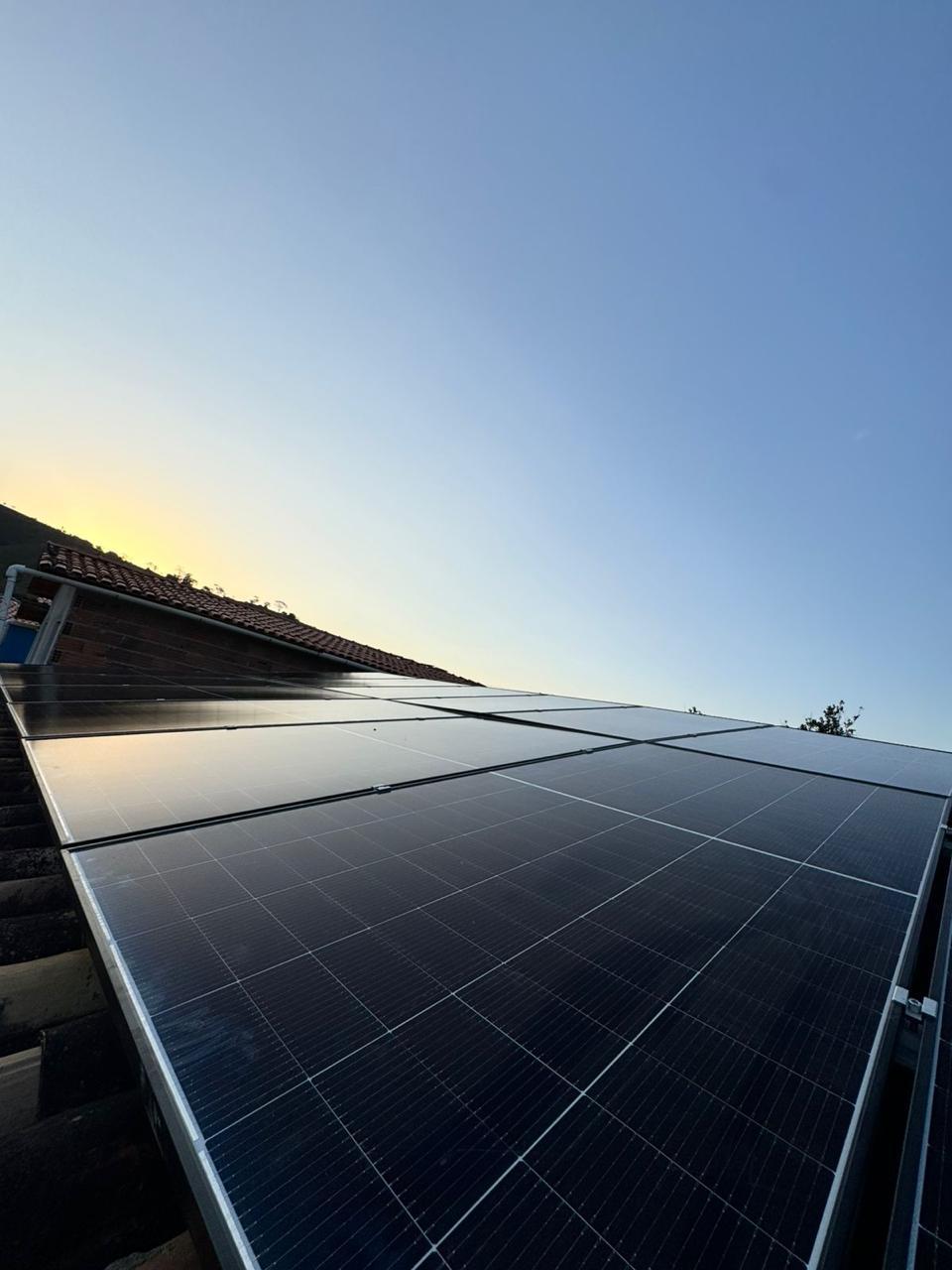 Painéis solares vistos ao pôr do sol